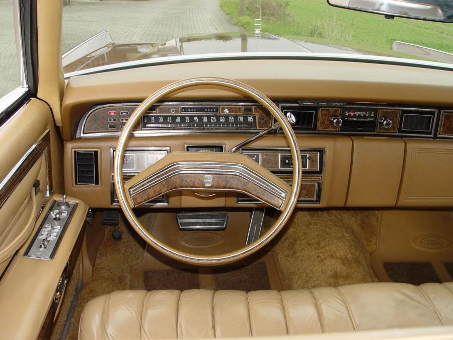  Lincoln Continental Town Car 1976 года  (фото 15 из 21)